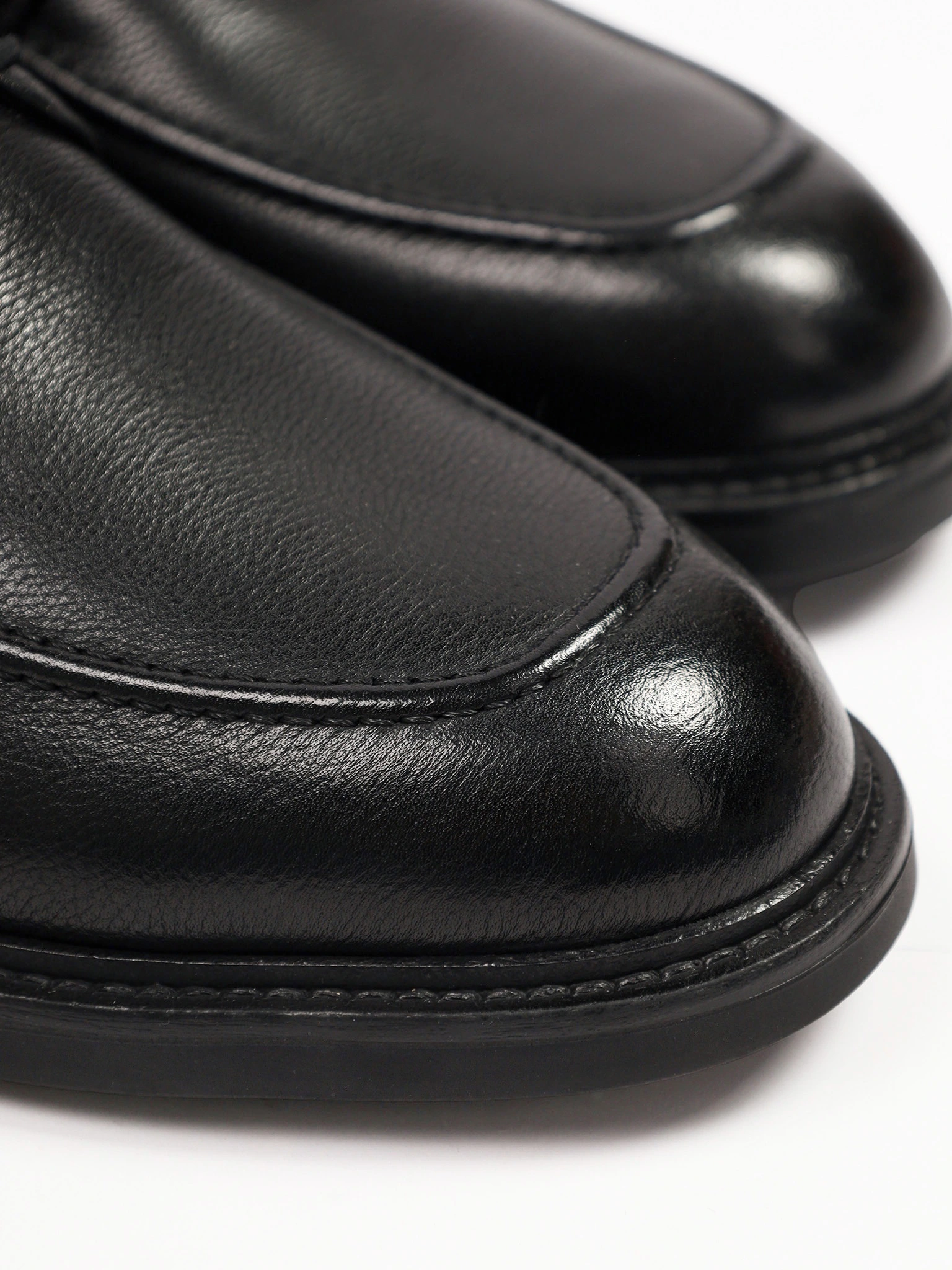 Ботинки черного цвета на рельефной подошве